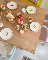 Set 4 piatti And Nook Vegetables in ceramica decorata con illustrazioni di verdure colorate come carote, ravanelli, mais e peperoni, diametro 22 cm.