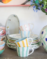 Set 2 mug And Nook Oh La Sway in ceramica dipinta a mano con onde colorate esterne e dettagli interni decorativi, capacità 180 ml.