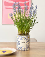 Vaso And Nook Amour in ceramica dipinta a mano con motivi floreali blu e scritta "amour", realizzato in Portogallo e ideale per piante e decorazione d’interni.